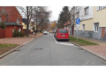 Parkovací pruhy 3h v ulici Velenická u prodejny TESCO